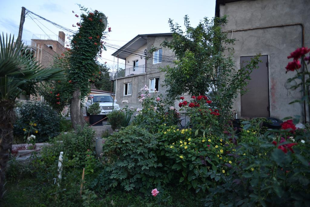 Guesthouse Gia Tbilisi Exterior photo
