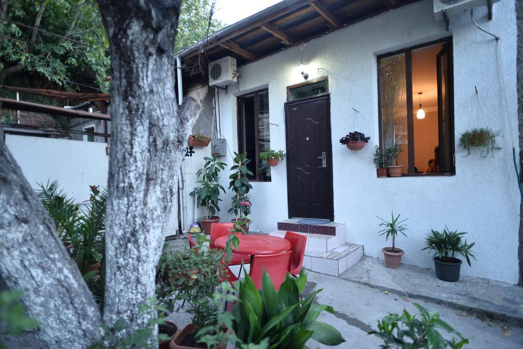 Guesthouse Gia Tbilisi Exterior photo
